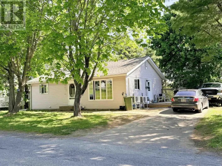 54 Maple Avenue, Lunenburg