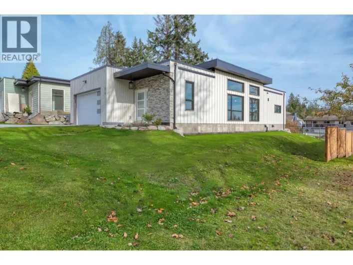 5410 STELLAR WAY, Sechelt