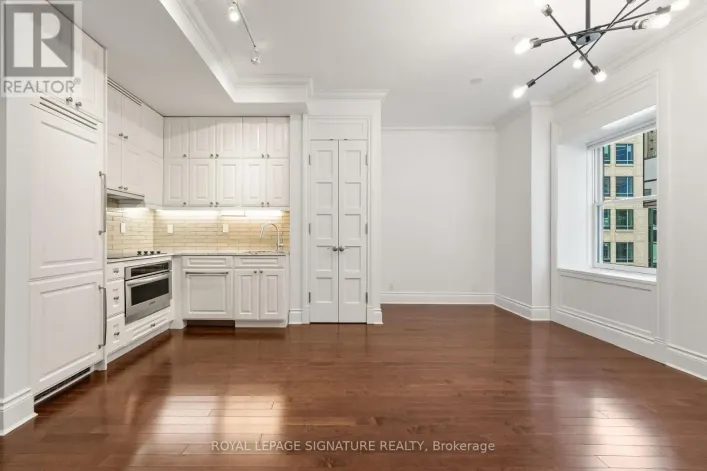 542 - 22 LEADER LANE, Toronto