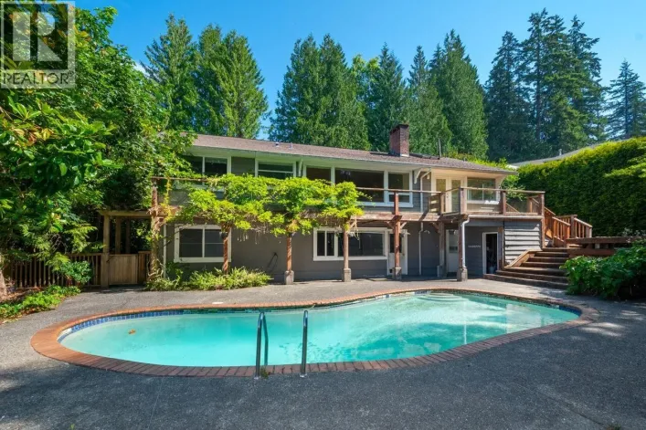 545 E KINGS ROAD, North Vancouver