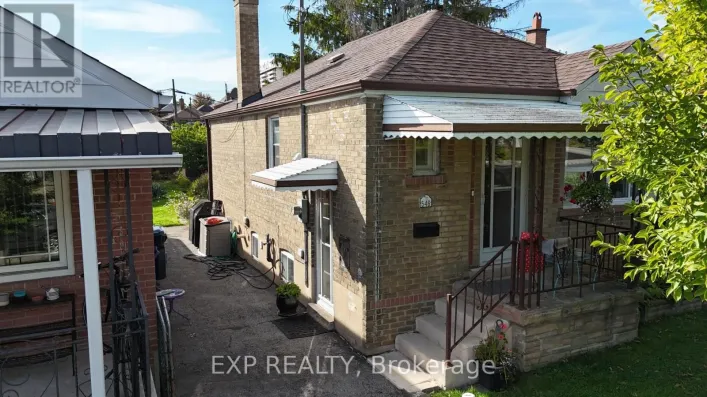 546 MC ROBERTS AVENUE N, Toronto
