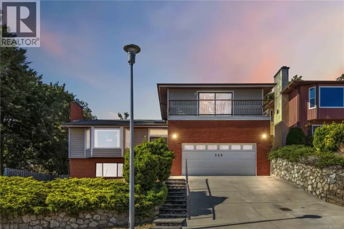 550 Fermoy Pl, Saanich