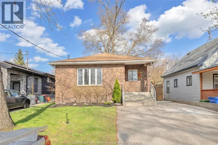 556 CLOVER, Windsor
