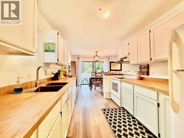 5607 WAKEFIELD ROAD, Sechelt