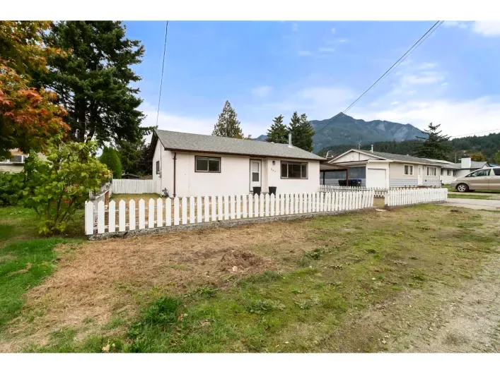 561 THACKER AVENUE|Hope, Hope