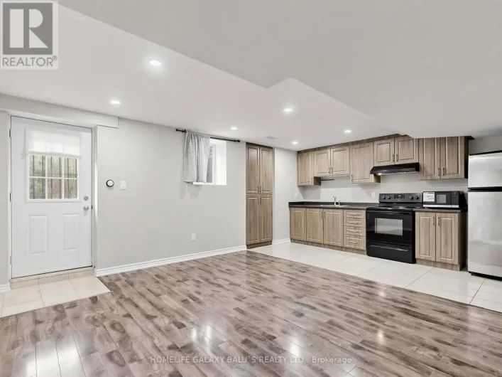 562 NAIRN CIRCLE, Milton