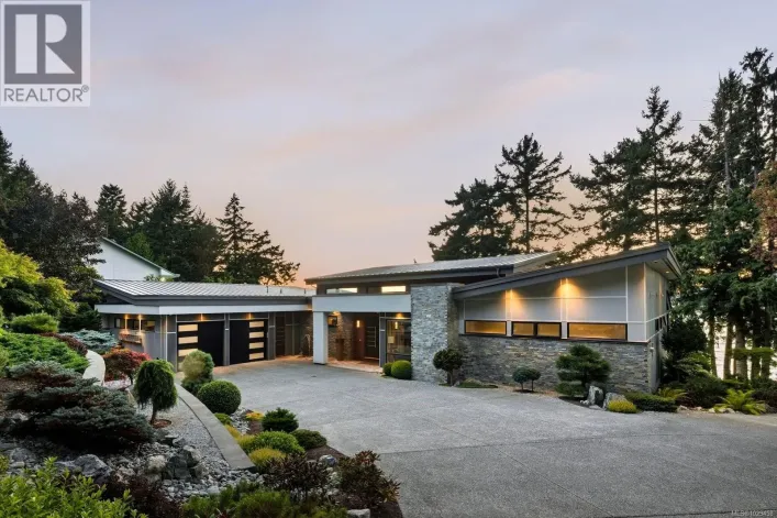 568 Lands End Rd, North Saanich