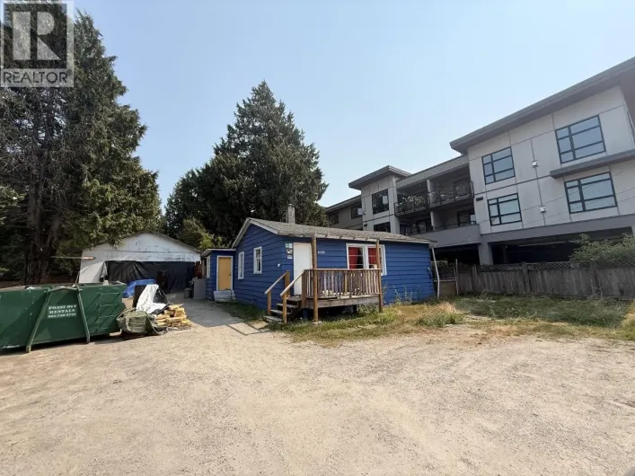 5686 WHARF AVENUE, Sechelt