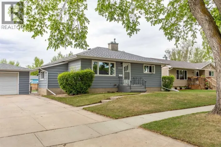 5709 49 Avenue, Lacombe
