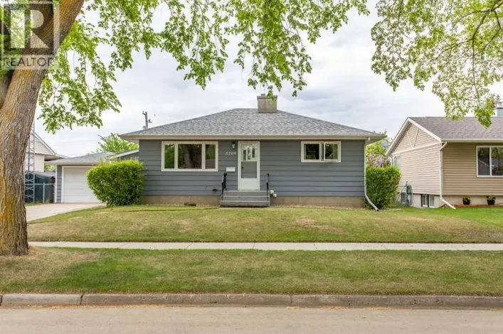 5709 49 Avenue, Lacombe