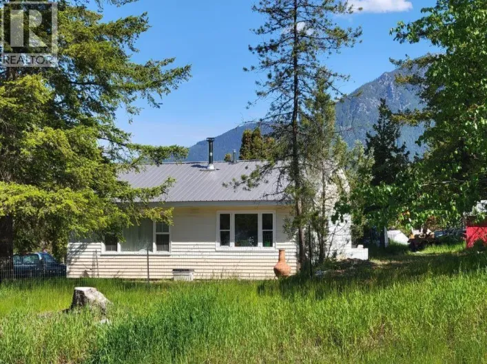 572 6 Highway, Nakusp