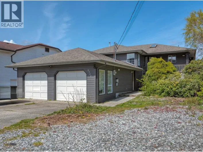 5796 TRAIL AVENUE, Sechelt