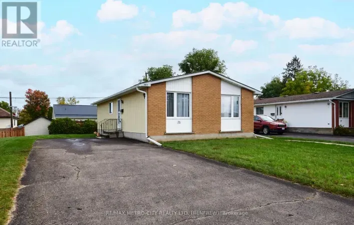 House for sale: 583 KING STREET, Renfrew