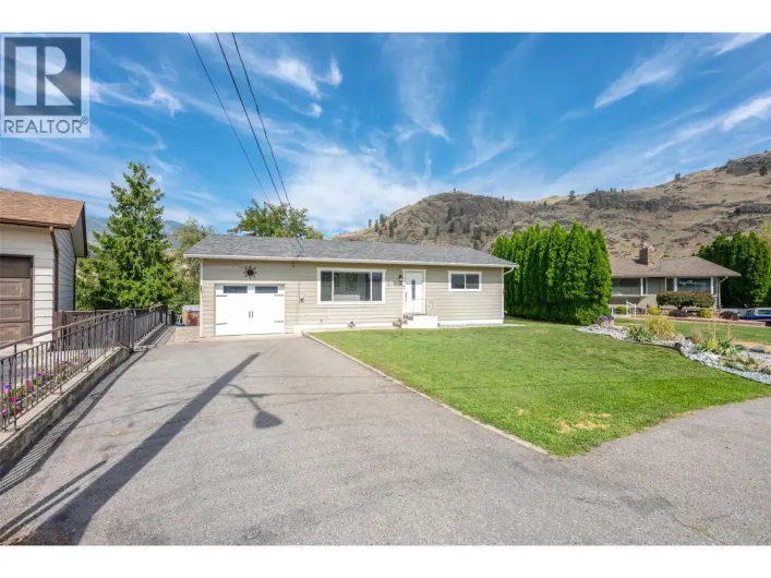 5852 FAIRVIEW Place, Oliver
