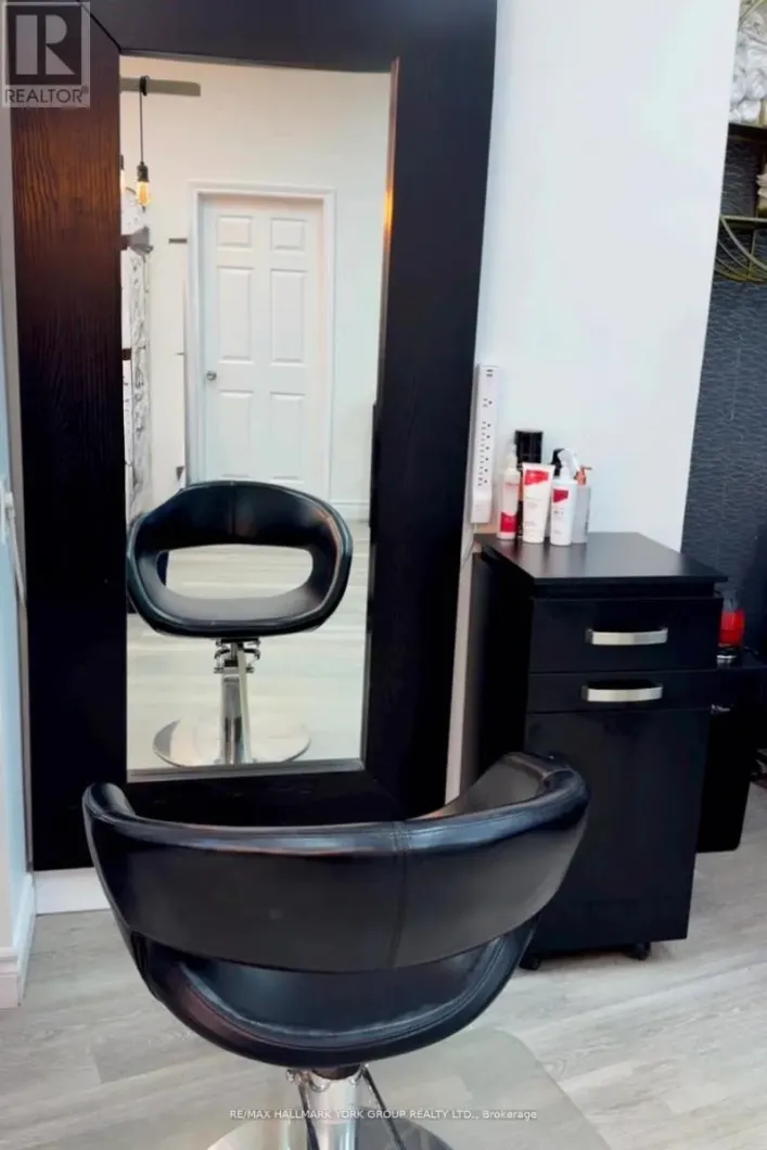 5-CHAIR #2 - 17335 YONGE STREET, Newmarket