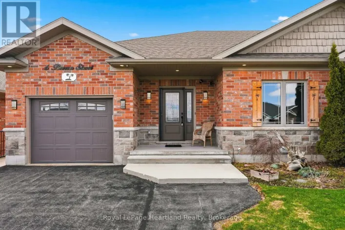 6 BROWN STREET S, Minto