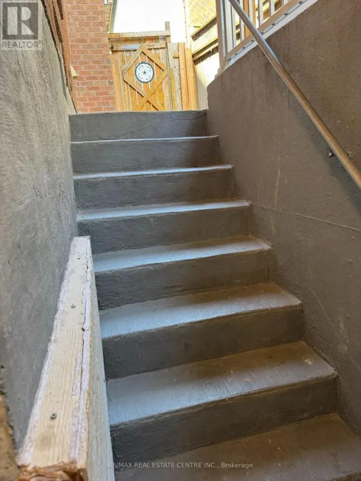 6 LAIDLAW AVENUE, Brampton