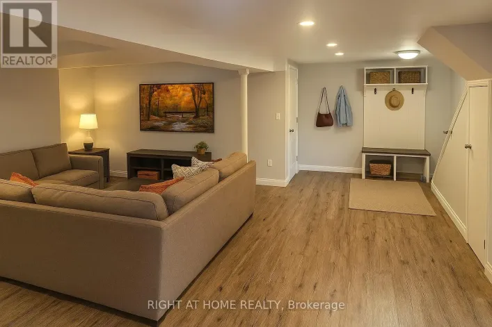 6 THORNCROFT CRESCENT, Ajax