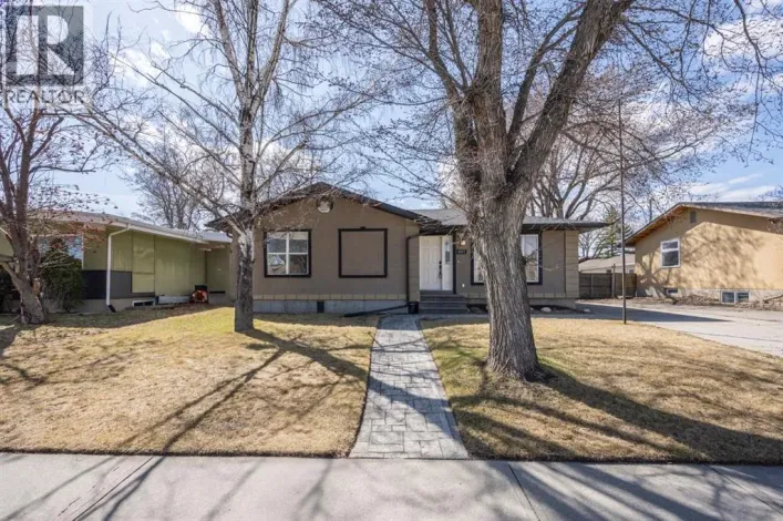 6031 Lacombe Way SW, Calgary