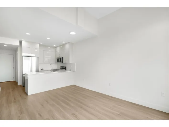 609 15739 FRASER HIGHWAY, Surrey