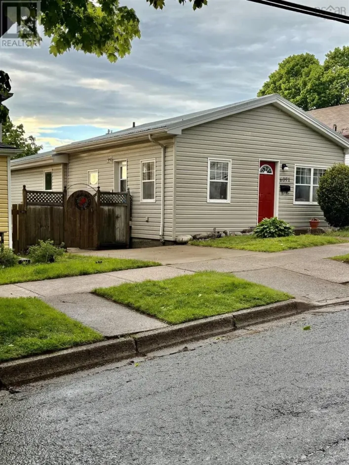 6091 Leeds Street, North End