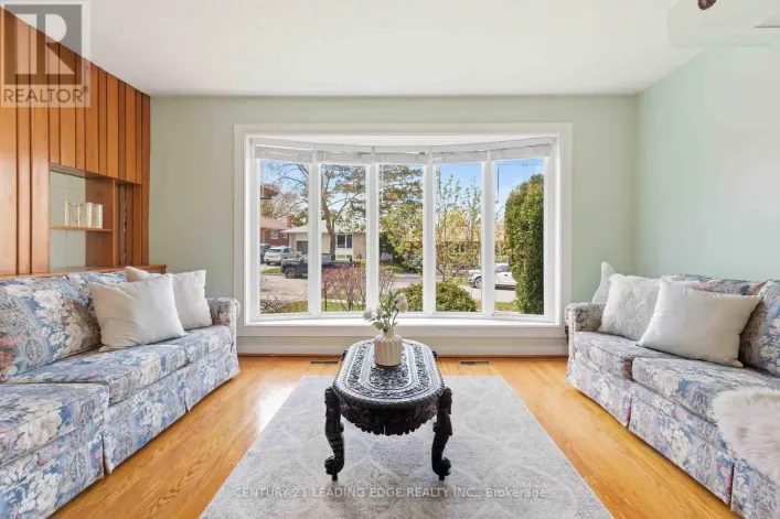 61 HOLLYHEDGE DRIVE, Toronto