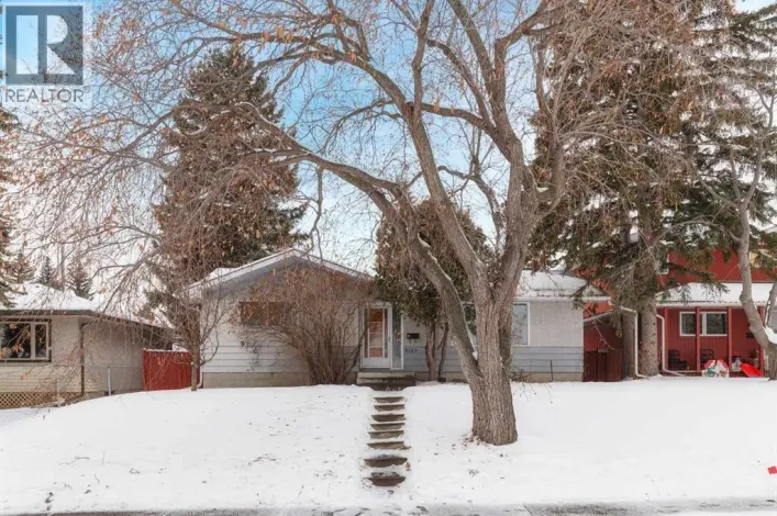 6123 Lacombe Way SW, Calgary