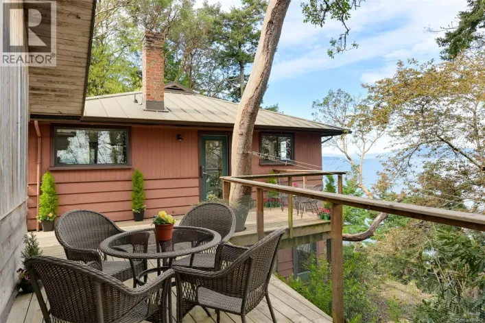 618 Lands End Rd, North Saanich