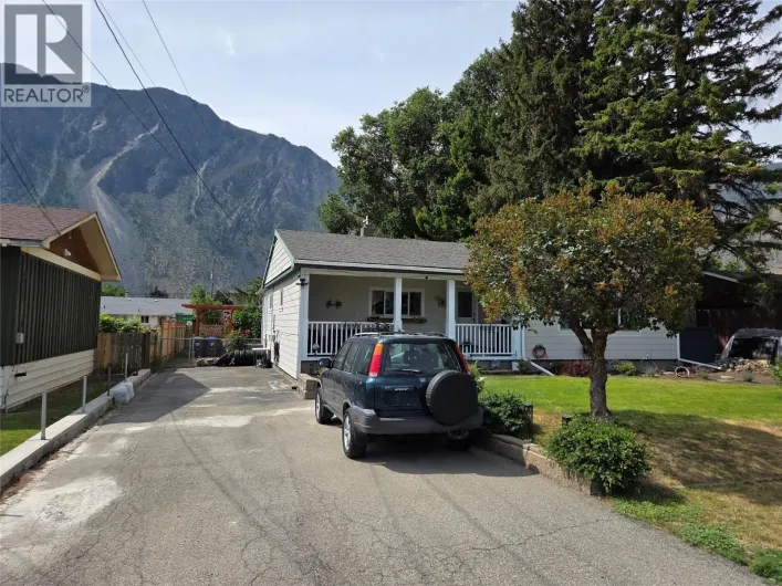 621 10th Avenue, Keremeos