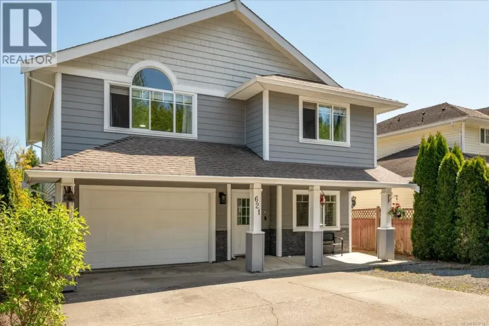 621 Oakwood Rd, Ladysmith