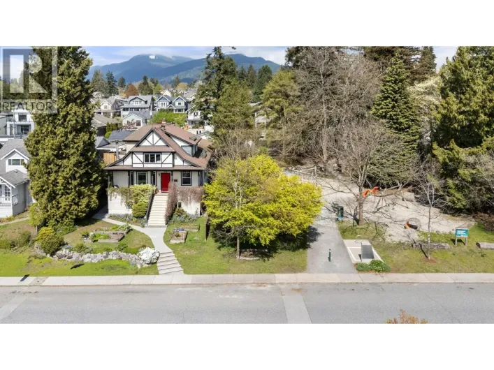 628 E 5TH STREET, North Vancouver