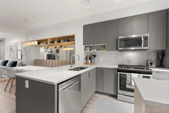 63 9718 161A STREET, Surrey