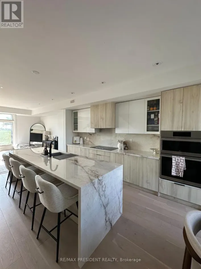 63 HOLYROOD CRESCENT, Vaughan