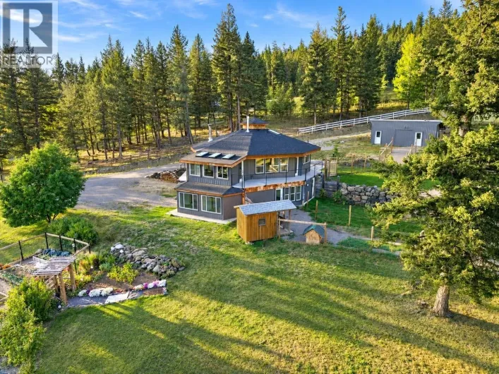 House for sale: 6318 HIGHLAND CRESCENT, 100 Mile House