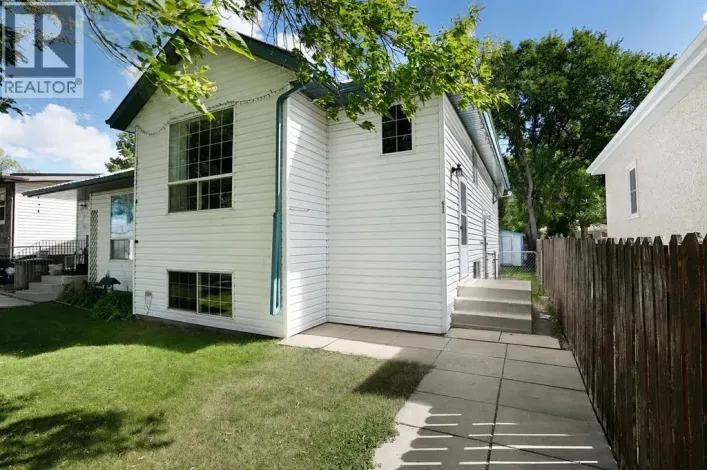 632 1 Street W, Brooks