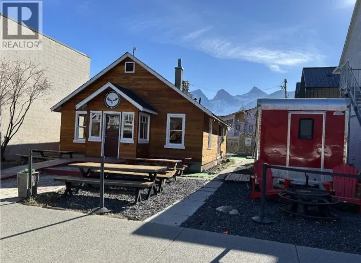 633 8th Street, Canmore
