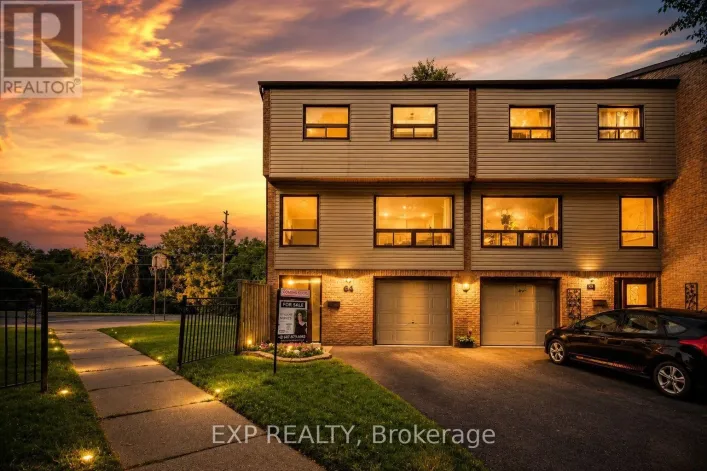 Row / Townhouse for sale: 64 PARKLANE CIRCLE, Clarington