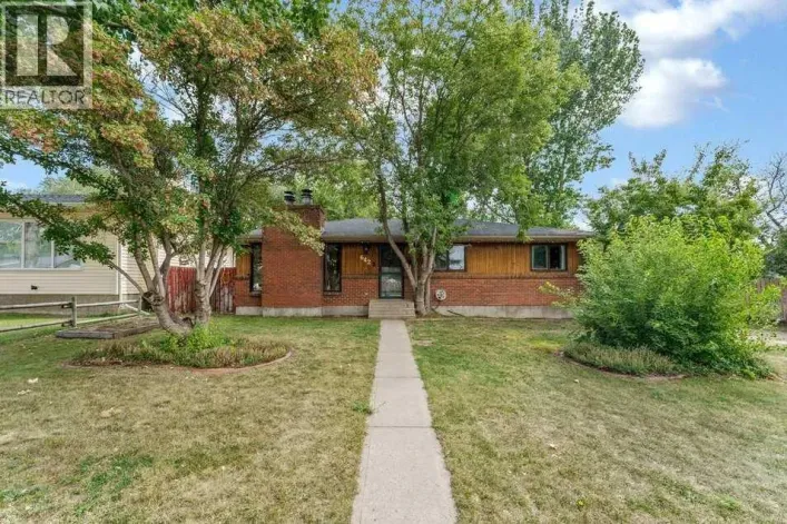 642 Lakewood Road E, Brooks