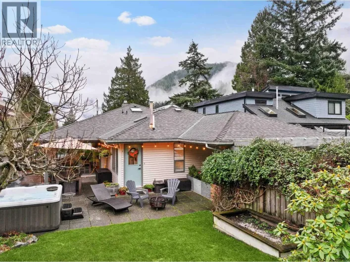 6422 DOUGLAS STREET, West Vancouver