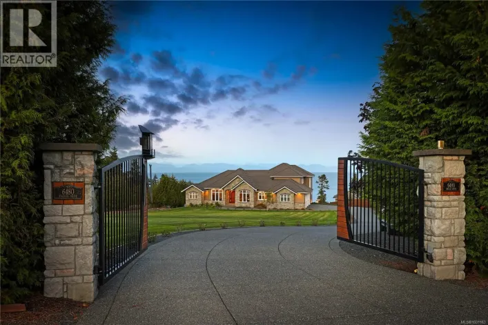 6480 Eagles Dr, Courtenay