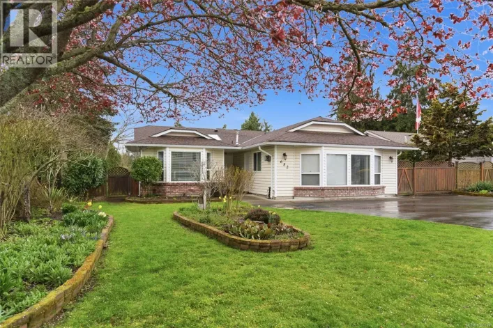 652 Ermineskin Ave, Parksville