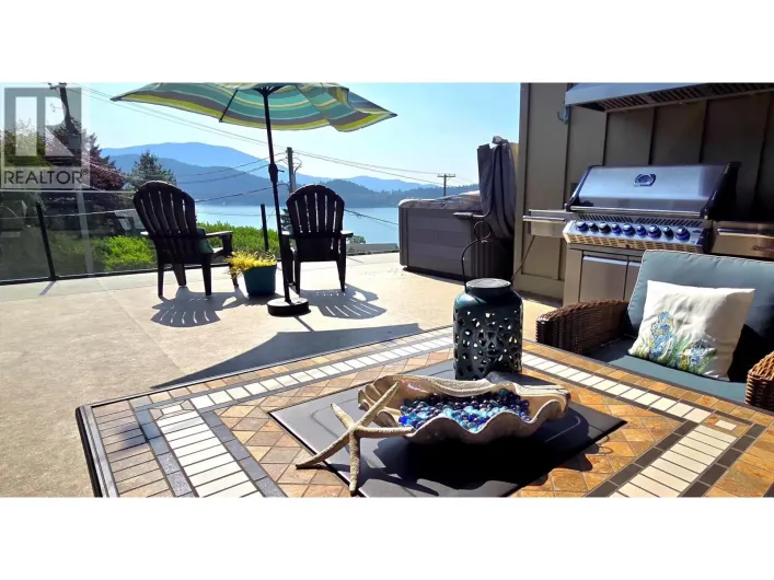 659-661 GIBSONS WAY, Gibsons