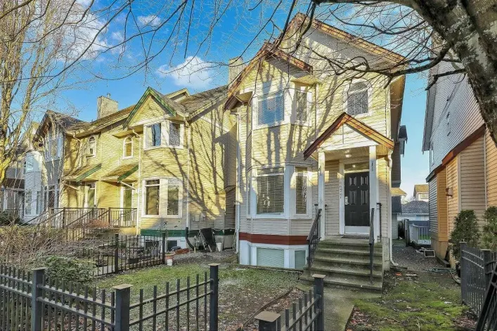 6626 HAMPTON BOULEVARD, Surrey