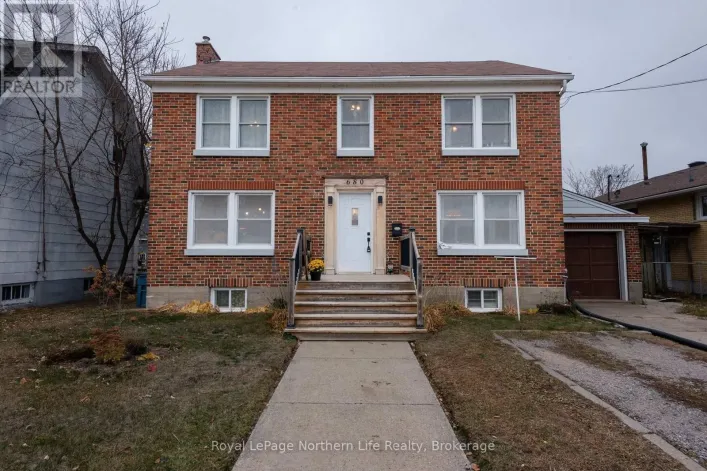 680 MAIN STREET W, North Bay