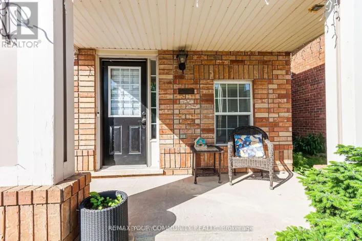 688 HAMILTON CRESCENT, Milton