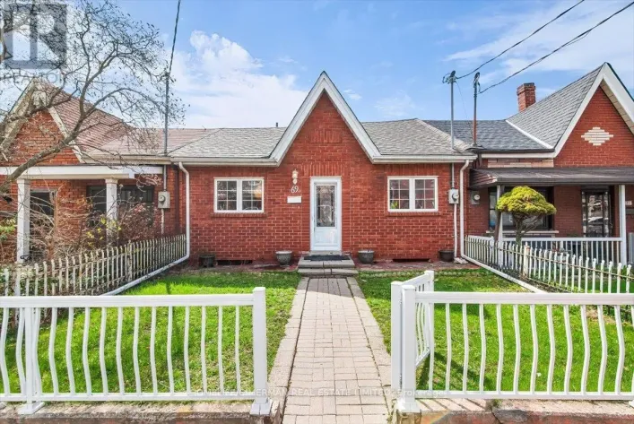 69 ROBINSON STREET, Toronto