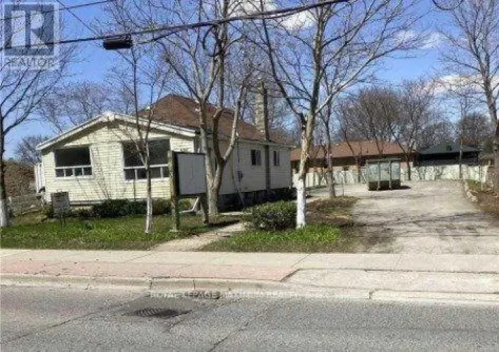 698 SHEPPARD AVENUE W, Toronto