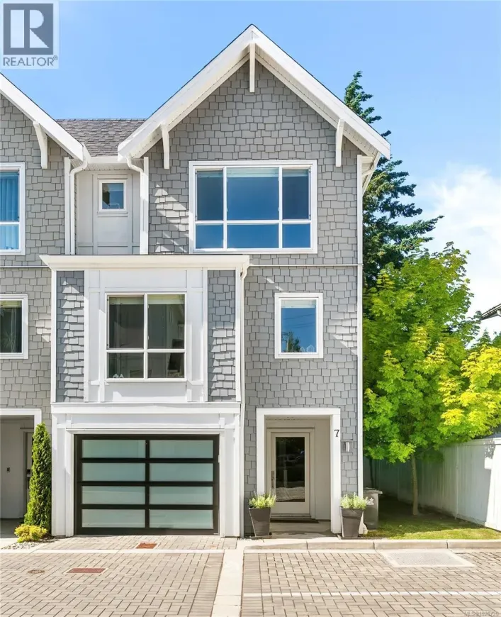 7 1032 Cloverdale Ave, Saanich