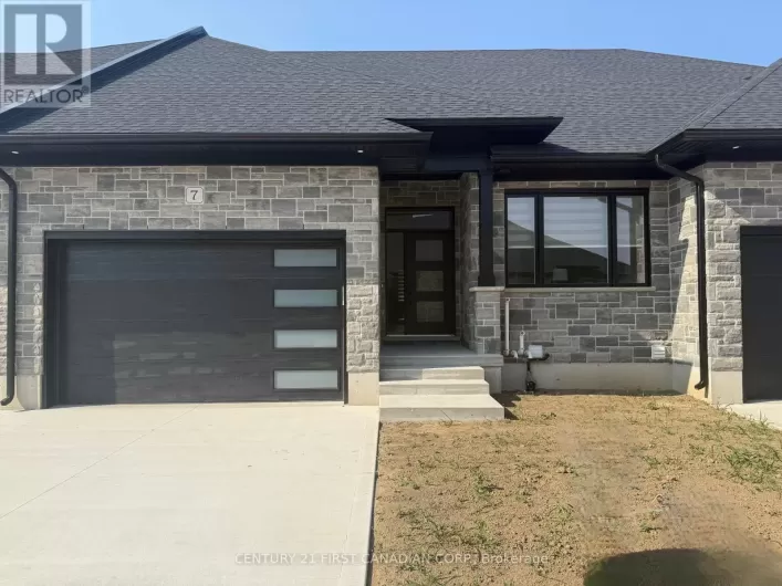 7 - 32 POSTMA CRESCENT, North Middlesex