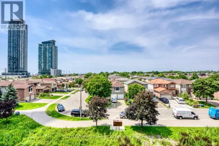 Row / Townhouse for sale: 7 - 4020 PARKSIDE VILLAGE DRIVE, Mississauga